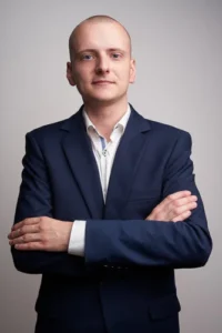 Jak poderwać starszą kobietę, dojrzałą, po 40-tce, po 50-tce, rozwódkę. Teksty na podryw starszej i techniki, które działają w 2026 - tłumaczy Mariusz Rybka, ekspert udanych dla obu stron relacji, autor Systemu Architektury Relacji